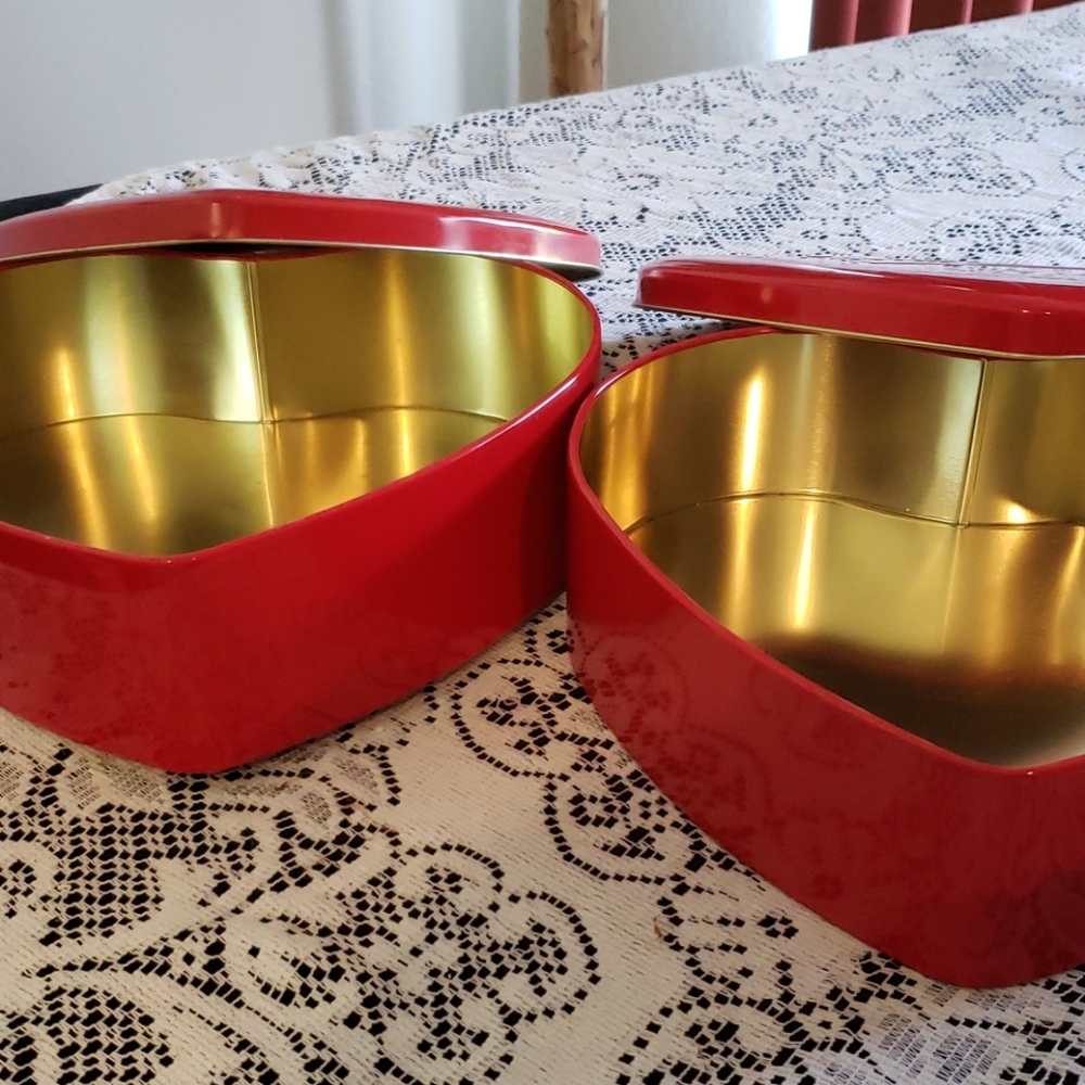Mrs. Fields Red Heart Metal Cookie Container. - Picture 5 of 5